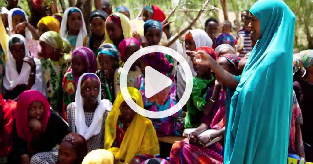 Lehrerin in Borena, Aethiopian, lehrt eine Gruppe von Waisenkinder; Video Play Button